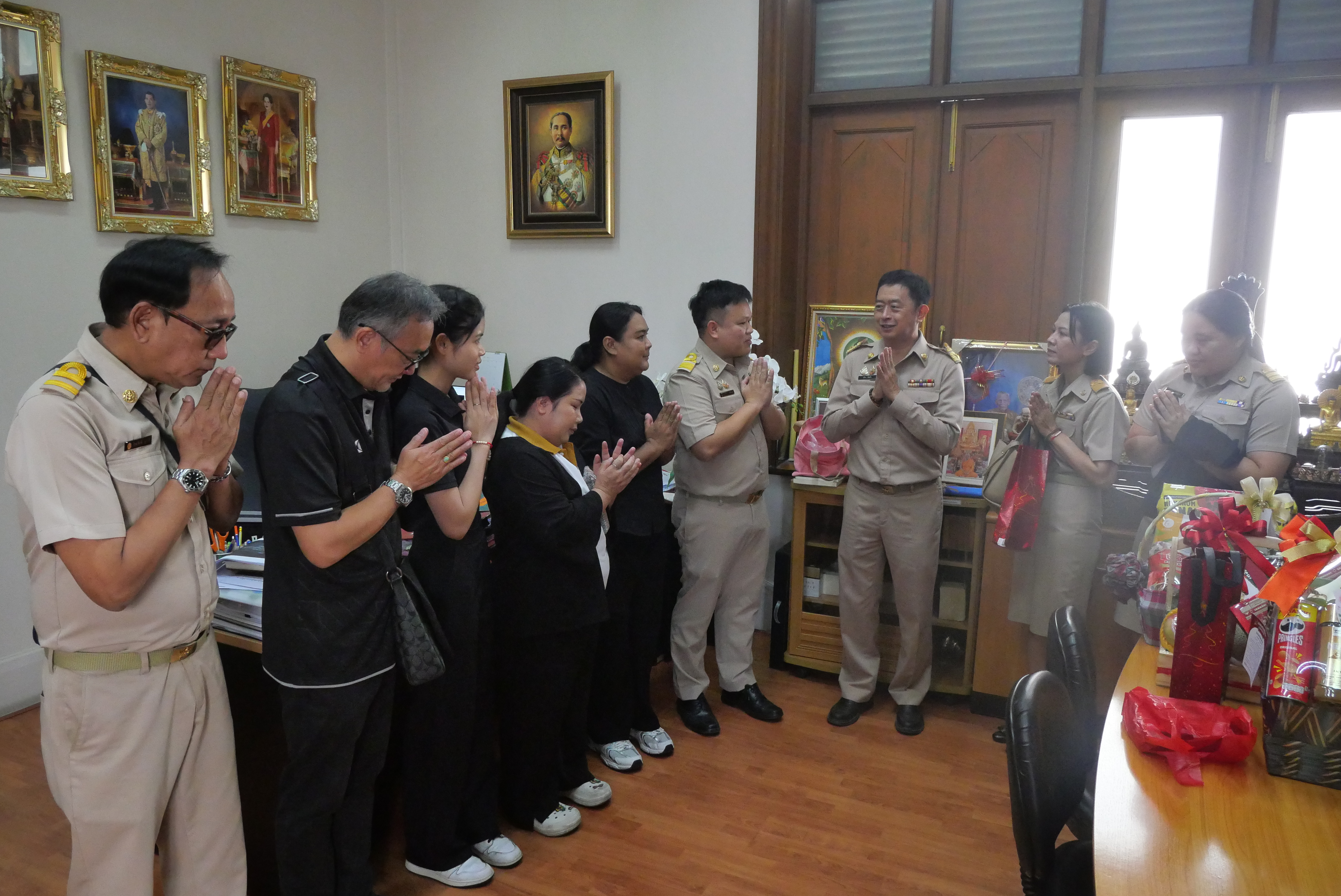 title - ส.ป.ก. ร่วมกัน สวัสดีปีใหม่ ผู้บริหารสำนักงานการปฏิรูปที่ดินเพื่อเกษตรกรรม พร้อมรับพรต้อนรับปีใหม่ 2569